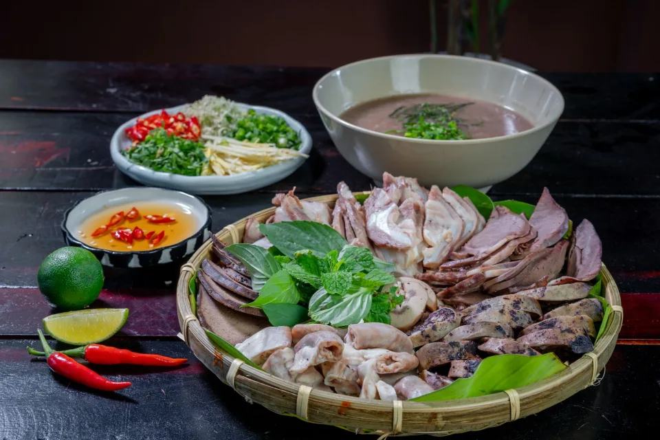Bàn ăn tại Ngô Đình Quang